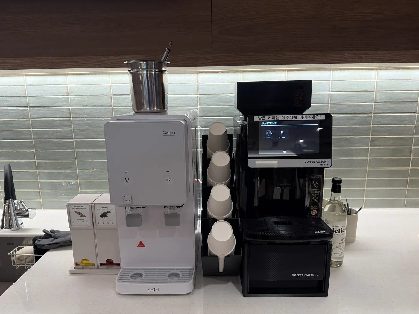 정수기와 COFFEE FACTORY 커피머신, 종이컵과 차 티백