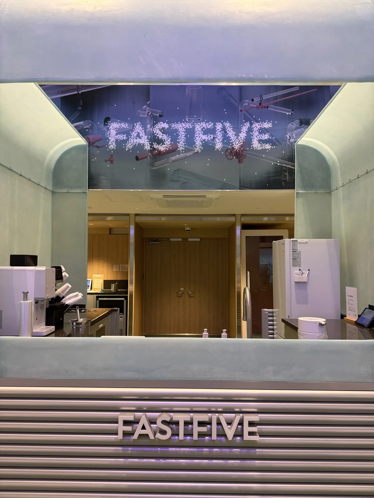 캔틴 정면. 위쪽 창 너머로 천장의 FASTFIVE 글자 장식이 보인다