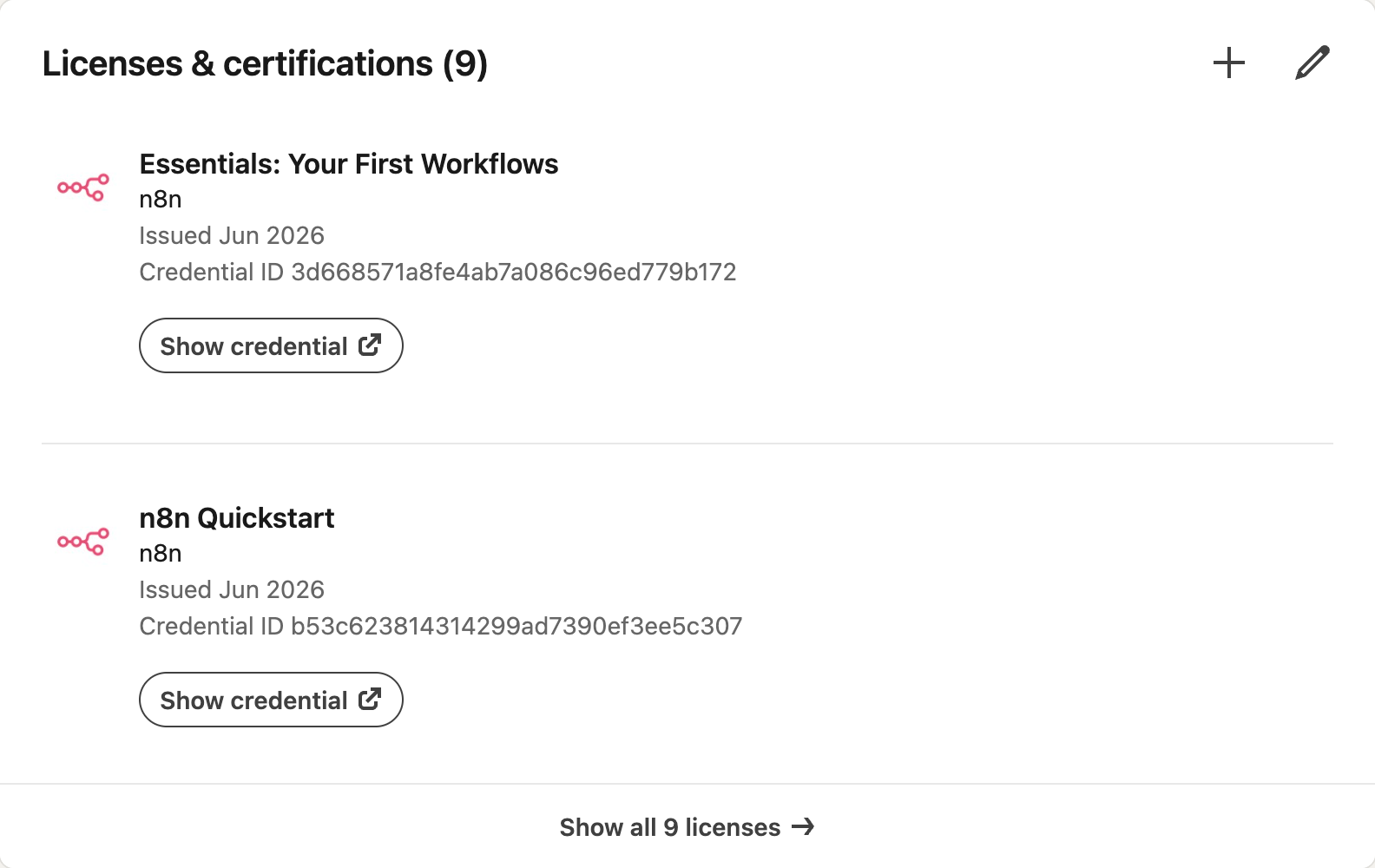 LinkedIn 프로필의 라이선스 및 자격증 섹션. Essentials: Your First Workflows와 n8n Quickstart 항목에 n8n 로고, 발급일, Credential ID, Show credential 버튼이 있다
